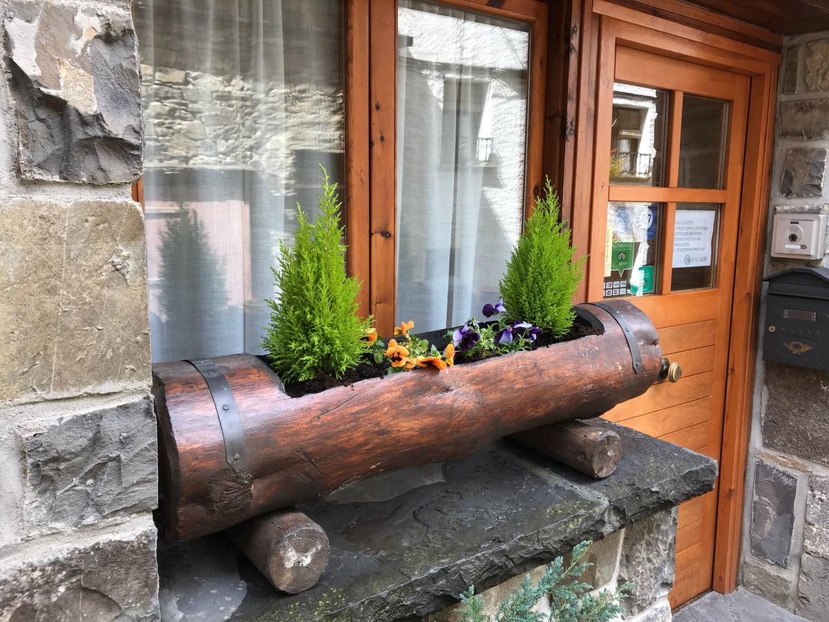 Hostal Ezkaurre Isaba Exteriör bild